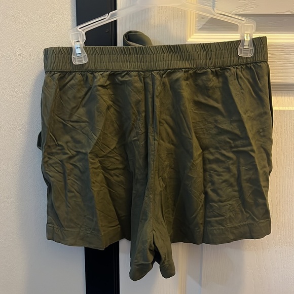 Green flowy shorts - Picture 2 of 3